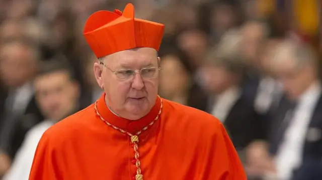Kevin Farrell est photographié avec le chapeau rouge et les robes de cardinal dans la basilique Saint-Pierre au Vatican en novembre 2016.