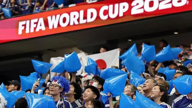 مشجعون يابانيون يرفعون أكياس زرقاء فارغة في مدرج مباراة فريقهم بكأس العالم 2026