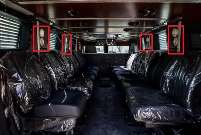 فضای داخلی خودروی امرپ جسور که گنجایش ده نفر و دریچههایی برای تیراندازی دارد