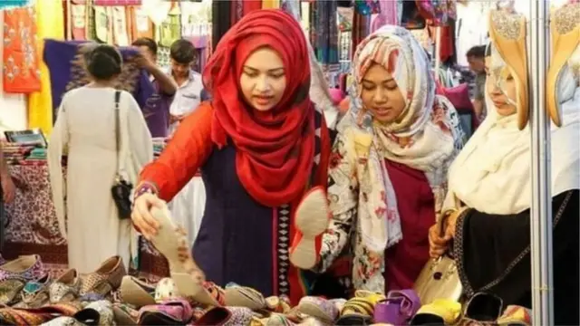 দোকানে পণ্য কিনছেন তিনজন নারী