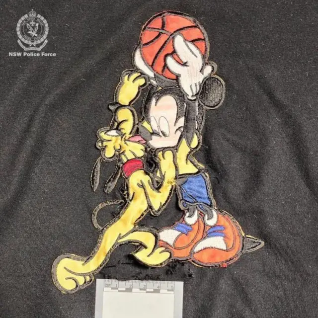 कैसिनो के स्टाफ़ ने दिलनोज़ा की इस टी-शर्ट में छिपे कैमरे को देखा.