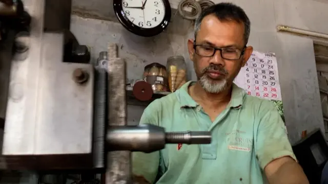 কাজ করছেন কারখানার শ্রমিক