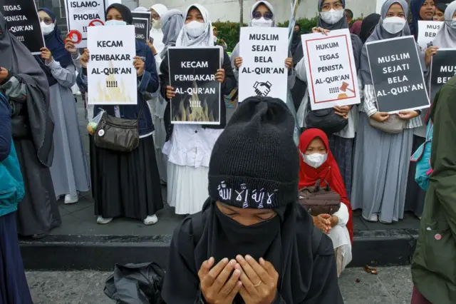 Sekelompok perempuan Muslim di Indonesia melakukan demonstrasi menentang pembakaran Al-Qur'an oleh politisi sayap kanan Rasmus Paludan di Swedia.