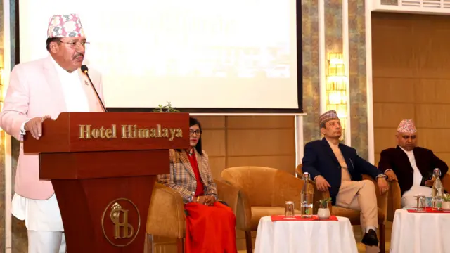 कार्यवाहक प्रमुख निर्वाचन आयुक्त रामप्रसाद भण्डारी सम्बोधन गर्दै, छेउमा आयुक्तहरू जानकी कुमारी तुलाधर तथा सगुन शम्शेर जबरा छन्