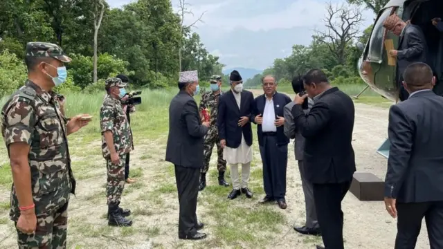 प्रस्तावित निर्माण क्षेत्रमा नेताहरू 