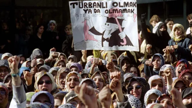 1998 yılında İstanbul Üniversitesi önünde yapılan başörtüsü eylemlerinden bir kare