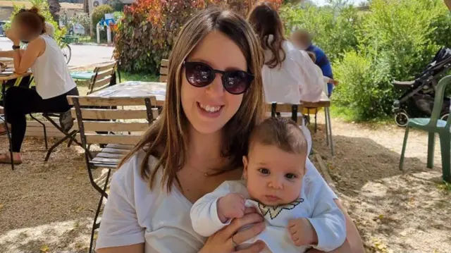 Doron Katz Asher zigaara nwanne ya nwaanyị ozi n'ekwentị mgbe Hamas wakporo ha na Nir Oz dịka otu onye ezinaụlọ ha si kwuo