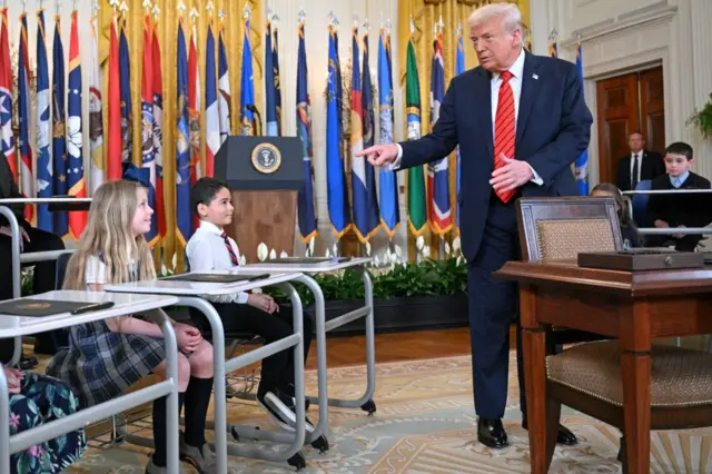 ပညာရေးဝန်ကြီးဌာနဟာ လူငယ်တွေကို လူမျိုးရေး၊ လိင်ပိုင်း၊ ပညာရေးနဲ့ပတ်သက်လို့ အယူအဆမှားတွေ ရိုက်သွင်းနေတယ်လို့ ထရမ့်က စွပ်စွဲထားပါတယ်။