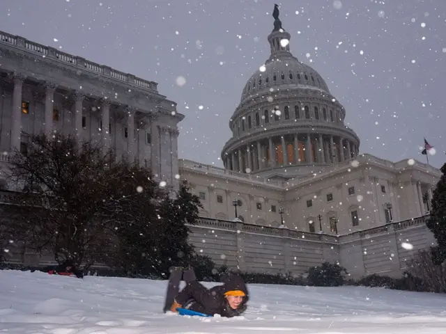 سيدة تتزلج على الجليد أمام مبنى الكابيتول في واشنطن العاصمة