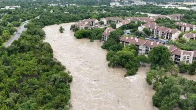 Разлившаяся река Сан-Габриэль в Джорджтауне, штат Техас