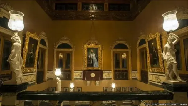 હૈદરાબાદના સાતમા નિઝામ ફલકનુમા મહેલમાં રહેતા જે હવે તાજ ગ્રૂપ ઑફ હોટલ્સનો ભાગ છે