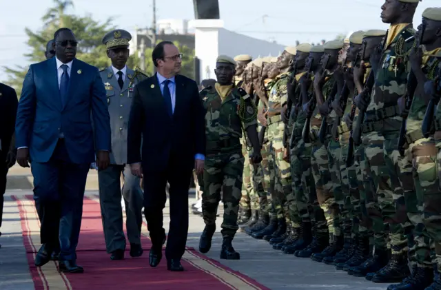 Le président français François Hollande (C) et le président sénégalais Macky Sall (G) en 2014 à Dakar au Cimetière militaire de Thiaroye.