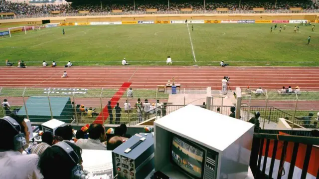 ساحل عاج تنها یک بار پیش از این و در سال ۱۹۸۴ میزبان جام ملت‌های آفریقا بوده است، زمانی که تنها هشت تیم در این مسابقات حضور داشتند