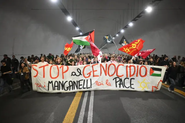 ประชาชนรวมตัวกันสนับสนุนชาวปาเลสไตน์และกองเรือ GSF ในกรุงโรม ประเทศอิตาลี เมื่อวันที่ 1 ต.ค.