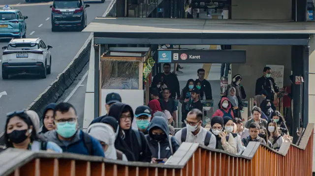 Sejumlah pekerja berjalan di Jembatan Penyeberangan Orang (JPO) di kawasan Sudirman, Jakarta, Kamis (2/4/2026). Menteri Ketenagakerjaan Yassierli mengimbau perusahaan swasta, BUMN, dan BUMD menerapkan Work From Home (WFH) satu hari dalam seminggu sebagai bagian dari upaya memperkuat ketahanan energi nasional. 