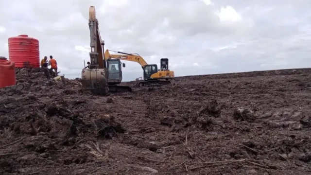 Dua buldoser terlihat di salah-satu lahan Proyek Strategi Nasional (PSN) cetak sawah satu juta hektare di Merauke, Papua Selatan.