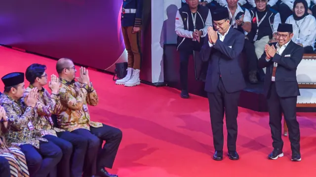 Pasangan Capres dan Cawapres nomor urut 1 Anies Baswedan (kedua kanan) dan Muhaimin Iskandar (kanan) menyapa jajaran komisioner KPU sebelum debat perdana Capres dan Cawapres 2024 di Gedung KPU, Jakarta, Selasa (12/12/2023).