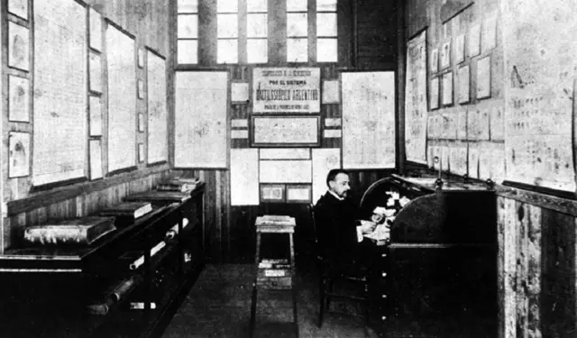 Vucetich en su oficina del departamento de policía en Buenos Aires.