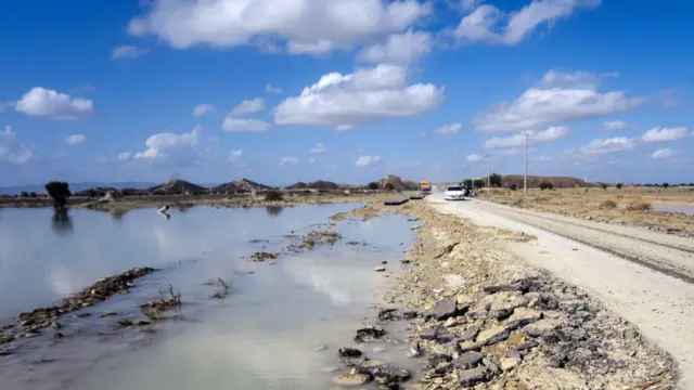 آسیب گسترده به راههای استان سیستان و بلوچستان موجب شده تا کمکرسانی به سیل‌زدگان با دشواریی‌هایی روبه‌رو شود