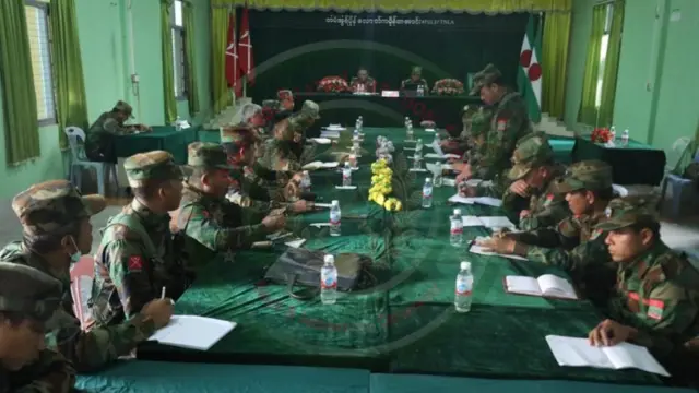 PSLF/TNLA ရဲ့ တွဲဖက်အတွင်းရေးမှူး(၁) ဗိုလ်မှူးကြီး တားအိုမ်တမာဝ်းနှင့် အုပ်ချုပ်ရေးဌာနမှူး ဗိုလ်မှူးကြီး တားဂူဇားတို့ နမ်ခမ်းမြို့နယ်အတွင်းသွားရောက်ကြီးကြပ်နေတဲ့မြင်ကွင်း