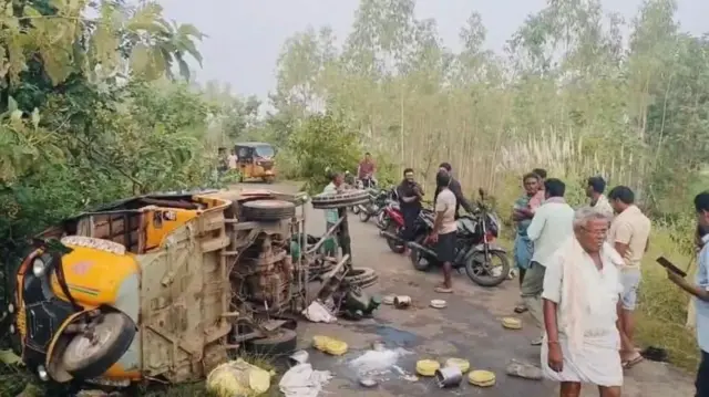 ఏనుగు దాడిలో బోల్తా పడిన ఆటో