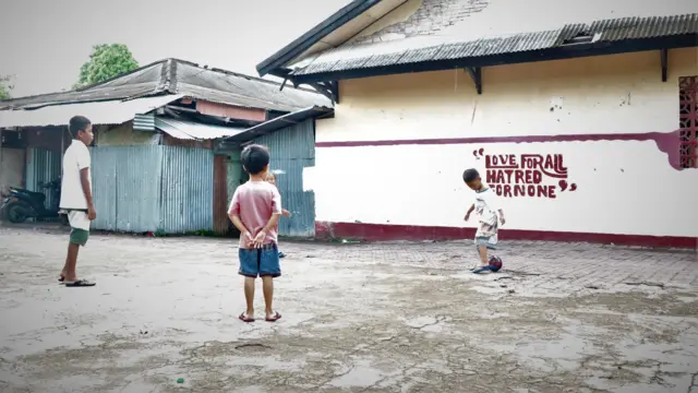 Anak-anak bermain di lapangan Wisma Transito, Mataram, NTT.