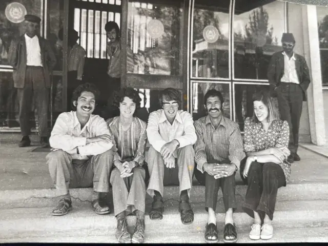 گوردن از سال ۱۹۷۲ تا ۱۹۷۴ در کابل انگلیسی تدریس می‌کرد. 