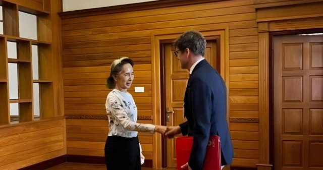 ICRC ကိုယ်စားလှယ်နဲ့ နှုတ်ဆက်စကားပြောနေတဲ့ ဒေါ်အောင်ဆန်းစုကြည်