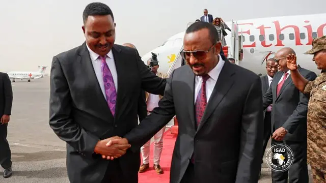 የኢጋድ ዋና ፀሐፊ ወርቅነህ ገበየሁ እና ጠቅላይ ሚኒስትር ዐቢይ አሕመድ 