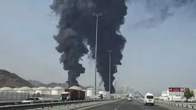 لوګي د فجیره بندر د انرژۍ له یوه بنسټه پورته کېږي