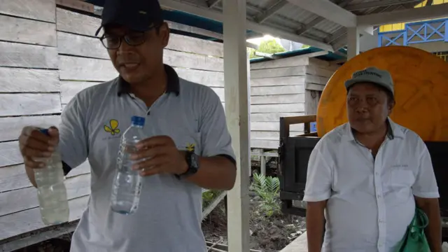 krisis air, gizi buruk, agats, asmat, Muhammad Sidik, kepala bidang sumber daya air mineral PUPR Kabupaten Asmat, Ashalis, pria yang direkrut oleh BKKBN Provinsi Papua sebagai asisten teknis di Kabupaten Asmat. 