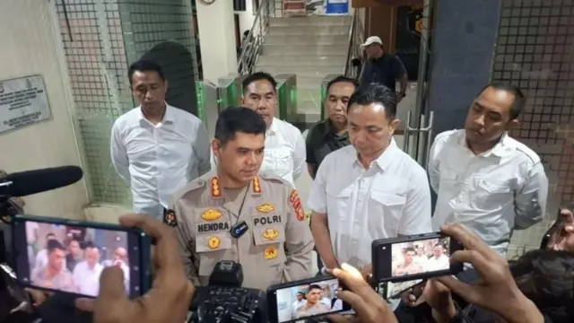 पोलीस सांगतात की त्यांची 'सर्वात पहिली जबाबदारी' ही सिंगापूरमध्ये मुलांना दत्तक घेणाऱ्यांना शोधणं ही आहे.
