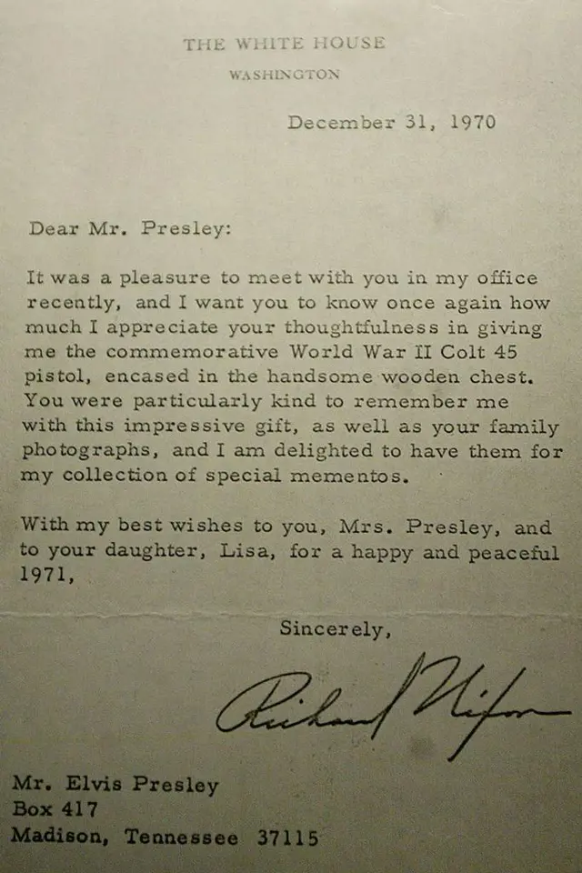 Vista de una carta del presidente estadounidense Richard Nixon a Elvis Presley (fechada el 31 de diciembre de 1970)