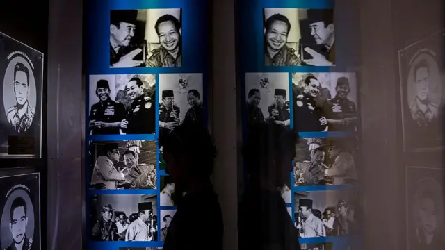 Foto Sukarno dan Soeharto. 