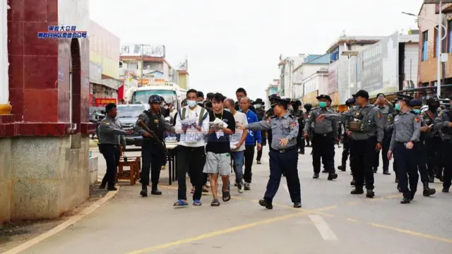 ပြီးခဲ့တဲ့ အောက်တိုဘာလအစမှာ လောက်ကိုင်မှာ တရားမဝင် နေထိုင်နေတဲ့ တရုတ်နိုင်ငံသားတွေကို နေရပ်ပြန်ပို့စဉ်
