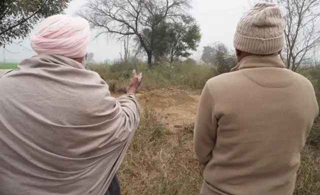 ਮੋਗਾ ਦੇ ਪਿੰਡ ਮਹਿਣਾ ਵਿੱਚ ਕਬਰਸਤਾਨ ਵੱਲ ਦੇਖਦੇ ਦੋ ਸ਼ਖ਼ਸ