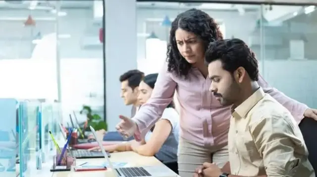 অফিসে কর্মরত ব্যক্তিদের ছবি- প্রতীকী চিত্র