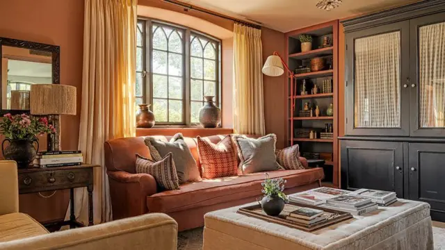 Sala de estar decorada com tons de marrom