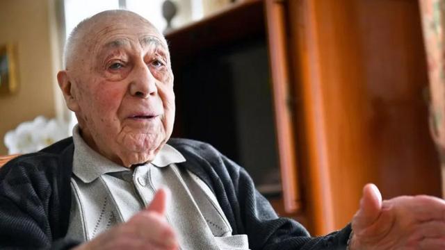 ادموند رویل ۹۸ ساله، آخرین بازمانده از یک شاخه محلی پارتیزان‌های تیرانداز فرانسه است که از گروه‌های مقاومت این کشور در جریان جنگ جهانی دوم بود است.
