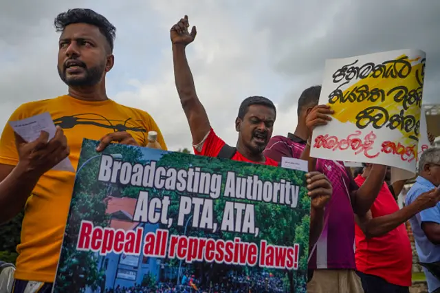 "මේවට අමතරව ආණ්ඩුව අලුත් අලුත් නීති හදනවා. විකාශන අධිකාරී පනත, ත්‍රස්ත විරෝධී පනත ඇතුළු නව නීති ගේනවා. ඒකට හේතුව කුමක්ද කියා බැලුවොත් අදහස් ප්‍රකාශ කිරීමේ අයිතිය සීමා කරන්න, රාජ්‍ය නොවන සංවිධාන පාලනය කරන්න, මාධ්‍ය පාලනය කරන්නයි."