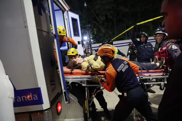 Los primeros en responder evacúan a una persona en ambulancia en un sitio de construcción dañado en Los Palos Grandes después de que un terremoto de magnitud 7.2 sacudiera Venezuela y otras regiones del Caribe el 24 de junio de 2026 en Caracas, Venezuela. (Foto de Edilzon Gamez/Getty Images)
