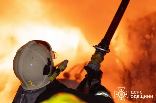 Пожежник гасить пожежу 