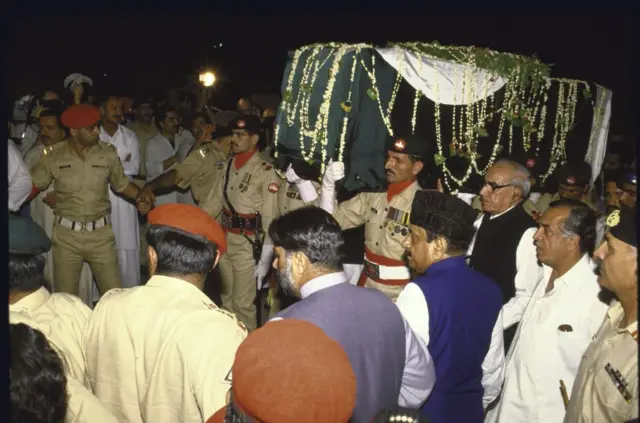 রহস্যময় বিমান দুর্ঘটনায় নিহত হওয়ার পর প্রেসিডেন্ট জিয়া উল-হকের জানাজা