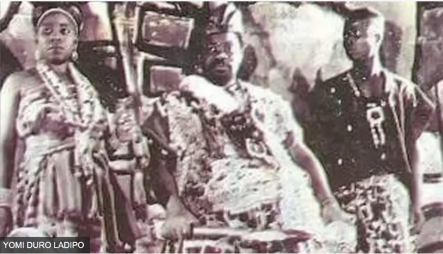 Duro Ladipo wa laaarin obinrin kan ati ọkunrin kan, gbogbo wọn n wo apa ọtun wọn