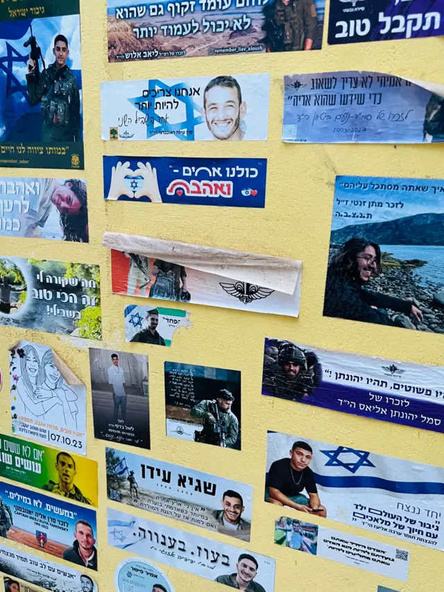 "ඒ තැන එළියේ තාප්පේ ෆොටෝ එහෙම අලවලා තියෙනවා අපි පස්සේ දැක්කා. එතකන් අපි දැනන් හිටියේ නැහැ මේ ෆොටෝ වල ඉන්නේ යුද්දෙන් මැරුණ ඊශ්‍රායල් ජාතිකයින්ගේ කියලා.''