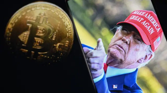 '미국을 다시 위대하게(Make America Great Again)’ 모자를 쓰고 있는 트럼프와 비트코인 합성 이미지