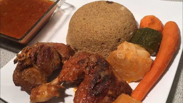 Plat de couscous sénégalais au poulet