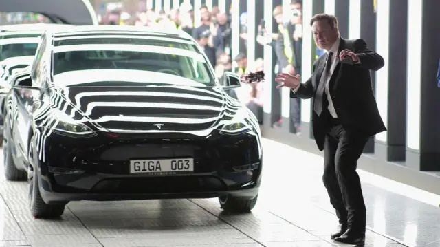 भारत की सड़कों पर टेस्ला की कारों के दौड़ने का रास्ता साफ