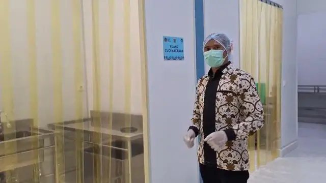 Wakil Yayasan Metavisi Akademik Nusantara, La Halisu, menunjukkan ruang cuci makanan di dapur MBG milik Unhas. 