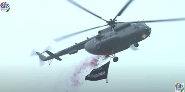 ਆਪ੍ਰੇਸ਼ਨ ਸਿੰਦੂਰ ਦੇ ਝੰਡੇ ਨਾਲ ਉਡਾਣ ਭਰਦਾ ਹੈਲੀਕਾਪਟਰ